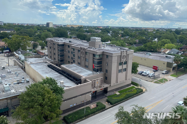 ▲ [휴스턴=AP/뉴시스] 폐쇄가 결정된 미국 텍사스주 휴스턴 중국 총영사관의 지난 22일(현지시간)전경.ⓒ뉴시스