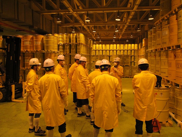 ▲ 원자력환경공단, 한빛원전 방폐물 예비검사 주민참관 가운데 한빛원전 방폐물 예비검사를 진행했다.ⓒ원자력환경공단