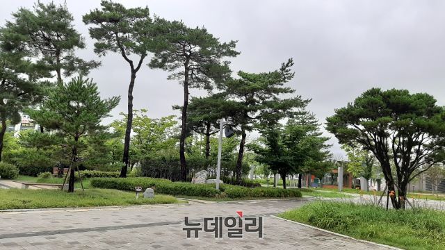 ▲ 31일 낮 세종시 주변에 조성된 소공원이 코로나의 영향으로 찾는 사람이 없어 한적한 가운데 평온해 보인다.ⓒ김동식 기자