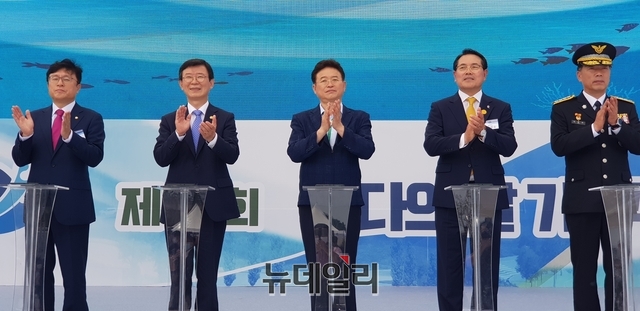 ▲ 경북도는 31일 울진군 죽변면 후정리에 위치한 국립해양과학관에서 ‘바다에서 새 희망을, 다시뛰는 해양강국’이라는 주제로 문성혁 해양수산부 장관, 이철우 경상북도지사, 고우현 경상북도의회 의장 등 100여명이 참석한 가운데 제25회 바다의 날 기념식과 국립해양과학관 개관식을 개최했다.ⓒ뉴데일리 박진호 기자