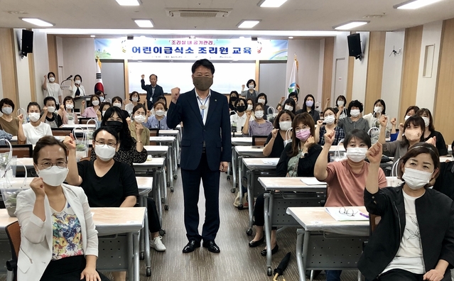 ▲ 칠곡군 어린이급식관리지원센터는 지난 29일 칠곡호국평화기념관에서 어린이 급식소 조리원 50여 명을 대상으로 식중독 예방교육을 실시했다.ⓒ칠곡군