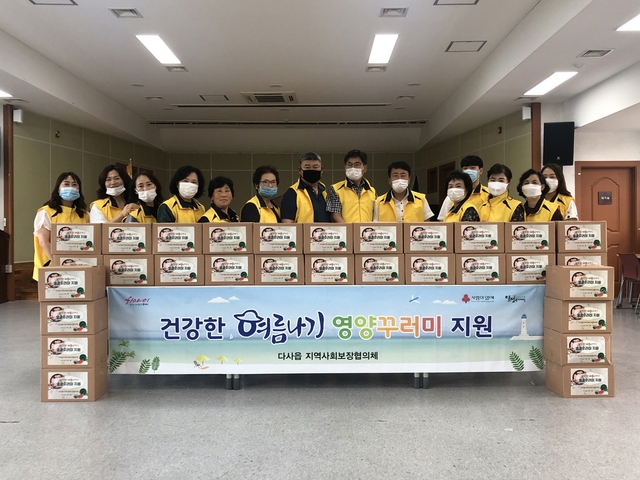 ▲ 대구 달성군 다사읍 지역사회보장협의체에서는 31일 폭염 대비 관내 어르신 및 저소득 30가구에 삼계탕, 미숫가루 및 복수박을 전달하는 ‘건강한 여름나기! 영양꾸러미 지원 사업’을 진행했다.ⓒ달성군