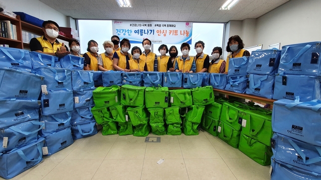 ▲ 달성군(군수 김문오)은 어려움을 겪고 있는 이웃에게 희망메시지 전달과 더불어 ‘건강한 여름나기 안심키트’를 전달했다.ⓒ달성군