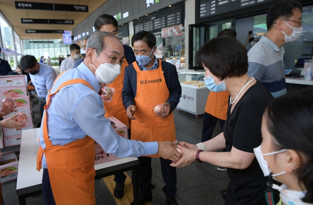 ▲ 청도군(군수 이승율)은 코로나19로 어려운 지역경제 살리기 일환으로 본격적인 휴가철을 맞아 지난 31부터 8월23일까지 ‘드라이브 & 워킹스루’식으로 특별 판매행사를 가진다.ⓒ청도군