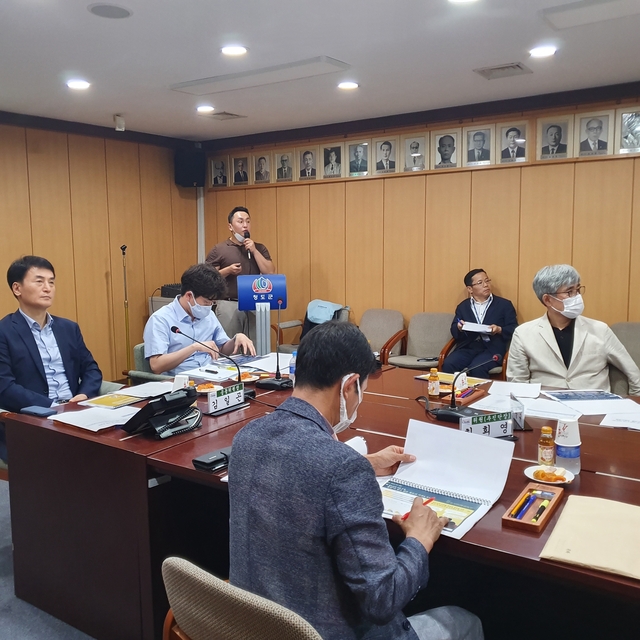 ▲ 청도군은 지난 31일 오후 2시 군청 제2회의실에서 농촌 신활력 플러스사업 추진위원회 2차 회의에 청도군 부군수, 추진위원회위원, 사업 관련부서 공무원 등 20여명이 참석한 가운데 회의를 개최했다.ⓒ청도군