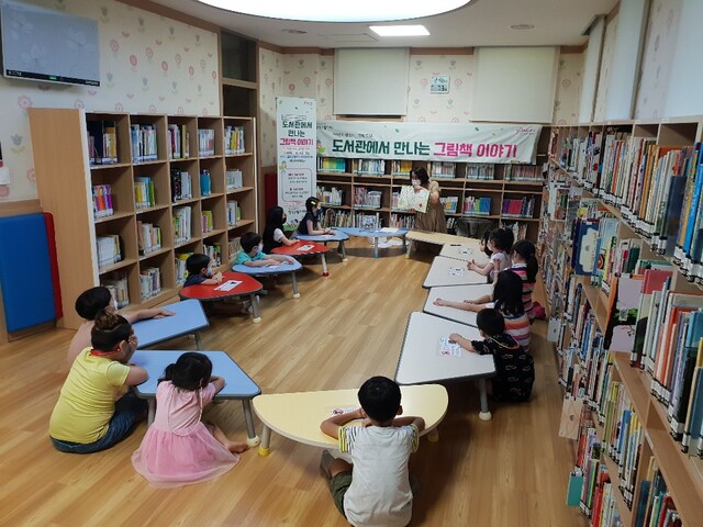 ▲ 달성군립도서관은 여름방학을 맞은 어린이를 위해 동화구연, 영어 그림책 읽어주기, 가족과 함께하는 그림책 작가 만남 등을 운영한다.ⓒ달성군립도서관