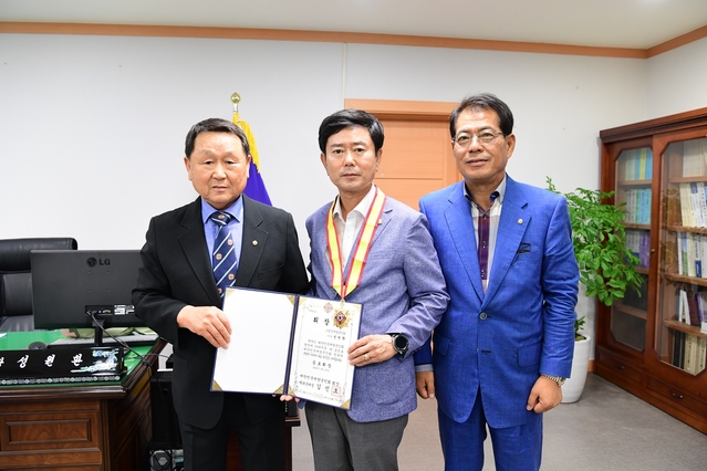 ▲ 고령군의회 성원환 의장(중간)이 지난 30일 대한민국재향군인회(회장 김진호)로부터 ‘ 향군공로휘장’을 수상했다.ⓒ고령군의회