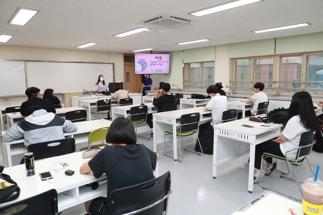 ▲ 예천군은 올해부터 추진 중인 고등학교 공동교육과정 운영 활성화를 위해 관내 고등학생들의 진로·진학활동을 적극 지원하고 명품교육 1번지로 거듭나기 위한 기반을 단단히 다지고 있다.ⓒ예천군