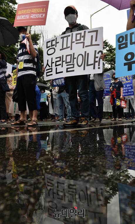 ▲ 쏟아지는 비바람에도 불구하고 우산을 쓰지 않은 채 피켓을 들고 집회에 온 한 참가자. ⓒ이기륭 기자