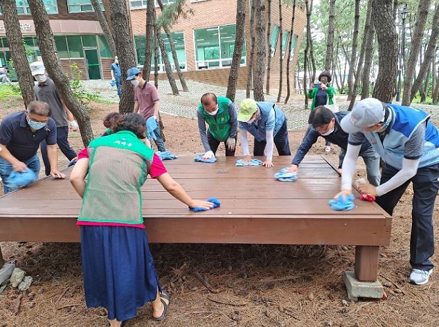 ▲ 포항제철소(소장 남수희) 임직원들이 지난 1일 인근 자매마을을 찾아 환경정화 활동을 벌였다.ⓒ포항제철소