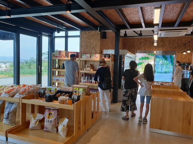 ▲ 칠곡군은 지난 1일 칠곡향사아트센터 앞에 ‘칠곡군 농특산물 판매장’을 개장했다.ⓒ칠곡군