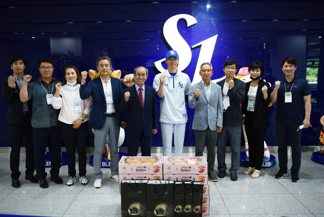 ▲ 청도군은 지난 7월 31일 대구삼성라이온즈파크에서 우리 군의 우수한 농·특산품을 널리 알려 고마움을 전달하기 위해 허삼영 삼성 감독과의 만남이 성사됐다.ⓒ청도군