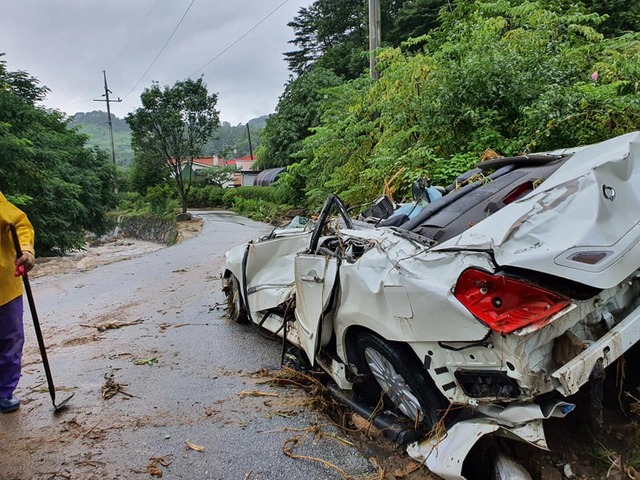 ▲ 이번 집중호우로 피해가 컸던 충북 충주시 엄정면 한 마을에 방치된 찌그러진 승용차.ⓒ독자제공