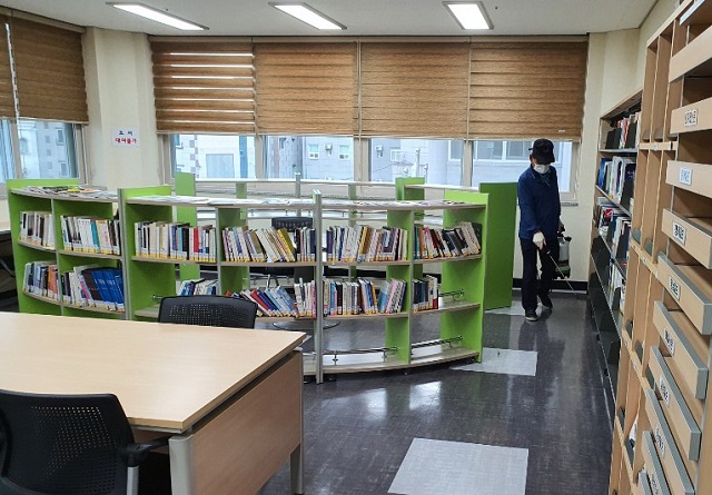 ▲ 경주시노인종합복지관은 운영 재개에 따른 철저한 방역을 실시했다.ⓒ경주시