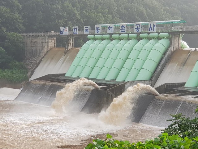 ▲ 충북 진천 백곡저수지가 방류를 하고 있다. 진천에는 지난 1일부터 사흘간177.0mm의 비가 내렸다.ⓒ진천군