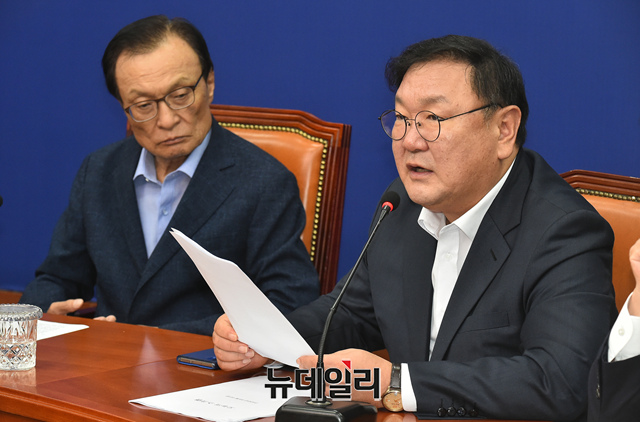 ▲ 김태년 더불어민주당 원내대표(오른쪽)가 3일 오전 국회에서 열린 최고위원회의에서 모두발언하고 있다. 왼쪽은 이해찬 민주당 대표. ⓒ이종현 기자