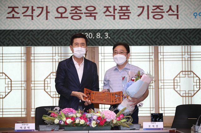 ▲ 포항시는 조각가 오종욱 작품 기증식 및 명예시민증을 수여했다.ⓒ포항시