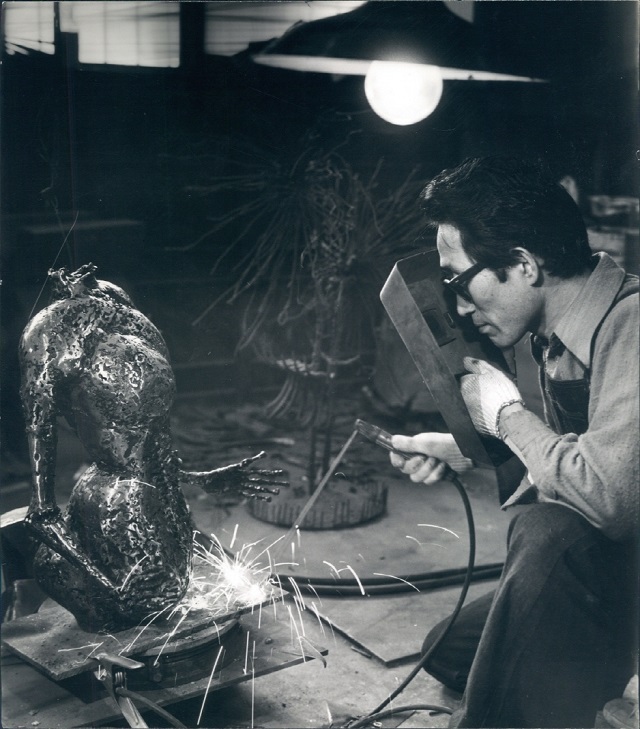 ▲ 故 오종욱 작가가 작품 작업하는 모습 사진.ⓒ포항시