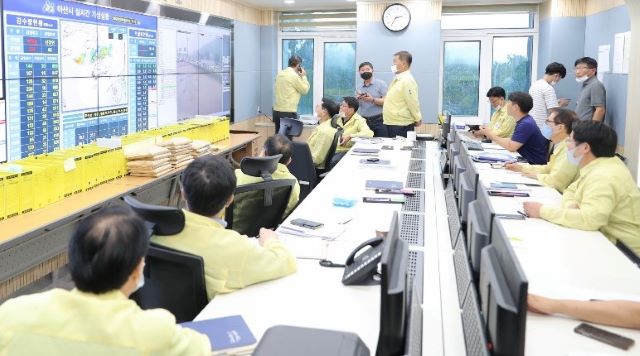 ▲ 오세현 아산시장이 재난안전상황실에서 긴급 대책회의를 주재하고 있다.ⓒ아산시