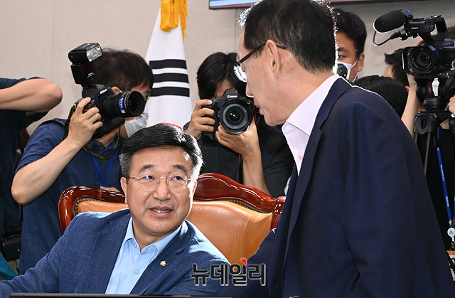 ▲ 윤호중(좌) 법사위원장에게 항의하는 김도읍(우) 미래통합당 의원. ⓒ박성원 기자