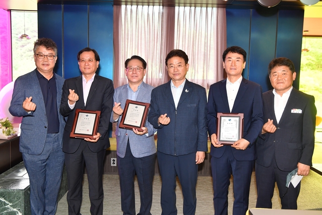 ▲ 청도군은 코로나19 확산으로 판로개척에 어려움을 겪는 지역 농가들을 위해 경북도 주관으로 올해 초부터 시작된 ‘농산물 팔아주기 완판운동’ 경진대회에서 영예의 ‘대상’ 시군으로 선정돼 3일 도지사 표창과 함께 시상금 300만원을 받았다.ⓒ청도군