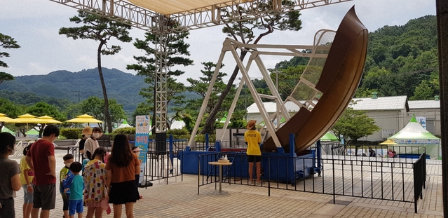 ▲ 성주군은 코로나19 여파 속에서도 지역 경제 활성화와 더불어 군민들의 시원한 여름 보내기를 위해 성주문화예술회관에서 2020 성주썸머아트바캉스를 지난 7월 25일 개장해 8월 16일까지 운영한다.ⓒ성주군