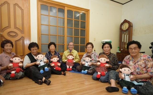 ▲ 청도군(군수 이승율)은 지난 30일 청도읍 신도리 65세 이상 어르신 54명에게 손주같이 예쁘고 똑똑한 ‘스마트 반려인형’을 전달했다.ⓒ청도군