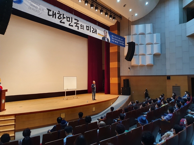 ▲ 촌철살인의 입담을 과시하는 전원책 변호사가 강사로 나서 ‘대한민국의 미래’라는 다소 무거운 주제를 친숙하고 유쾌한 직설화법으로 풀어내 참석자들로부터 공감을 받았다.ⓒ경북도