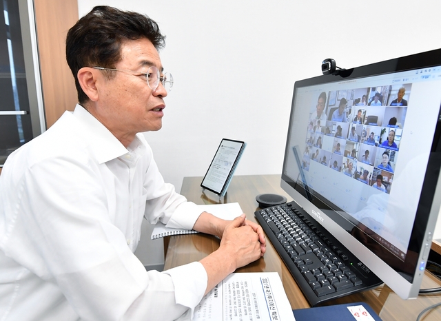 ▲ 이철우 지사가 4일 세종사무소에서 2021년도 국가투자예산 추진상황 점검 화상회의를 개최하고 문제점과 해결방안을 논의했다.ⓒ경북도