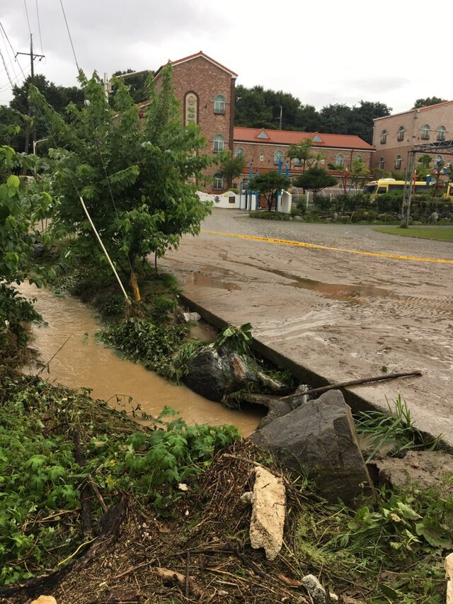 ▲ 3일 충남 천안·아산 등 북부권에서 시간당 50㎜가 넘는 폭우가 쏟아지면서 아산시 송악면 등에서 하천 범람 등으로 3명이 실종됐다. 사진은 아산시 탕정면 갈산리 비피해 현장에는 물이 빠진뒤 도로가 진흙 등으로 뒤덮여 있다.ⓒ충남소방본부