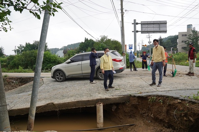 ▲ 박상돈 천안시장이 4일 천안시 목천읍 병천천에서 유실된 다리와 하천을 살펴보고 있다.ⓒ천안시