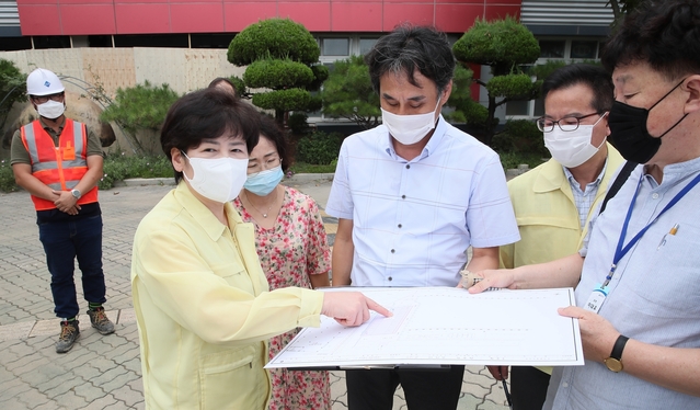 ▲ 강은희 대구시교육감(왼쪽)은 지난 3일 여름철 집중호우 및 태풍에 대비해 아양초등학교를 방문해 안전점검을 실시했다.ⓒ대구시교육청