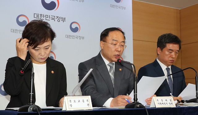 ▲ 홍남기 경제부총리 겸 기획재정부 장관이 4일 오전 서울 종로구 정부서울청사 브리핑실에서 '주택공급확대 TF 회의 결과'를 발표하고 있다. ⓒ뉴시스