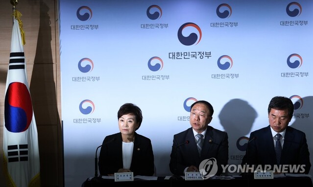 ▲ 정부가 향후 3년간 서울에 13만2000호 이상의 주택을 추가공급하기로 했다. 사진은 4일 서울정부청사에서 홍남기 경제부총리(가운데), 김현미 국토부 장관, 서정협 서울시장 대행이 공급방안을 발표하고 있다ⓒ연합뉴스
