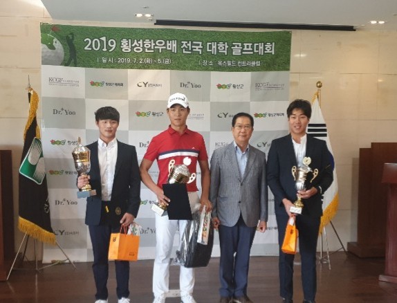 ▲ 지난해 한국 대학 골프대회 우승을 차지한 수성대 스포츠레저과 김승민 학생(사진 왼쪽 두 번째)이 기념 촬영을 하고 있다. 올해 대회는 코로나19 때문에 공식적인 시상식을 갖지 않았다.ⓒ수성대