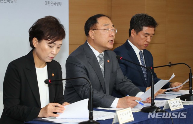 ▲ 홍남기 경제부총리 겸 기획재정부 장관이 4일 오전 서울 종로구 정부서울청사 브리핑실에서 '주택공급확대 TF 회의 결과'를 발표하고 있다. ⓒ뉴시스