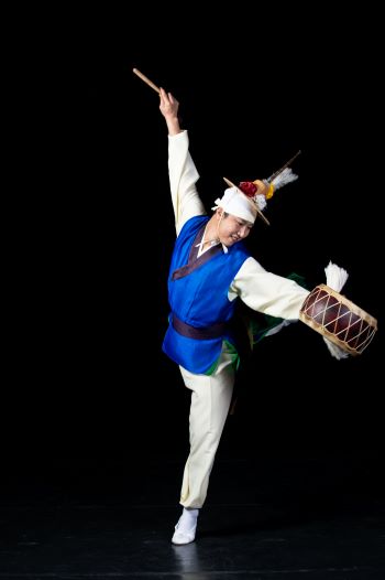 ▲ 명인부 개인 금상을 수상한 주병언 수석 단원 공연 모습.ⓒ천안시