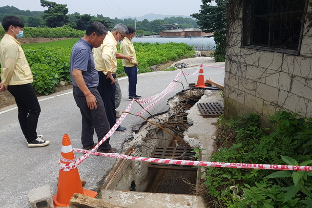 ▲ 김학동 예천군수는 지난 2일까지 계속된 집중호우로 피해 입은 현장을 방문해 복구상황 점검과 함께 피해 주민들을 위로하고 현장에서 땀 흘리는 직원들을 격려했다.ⓒ예천군