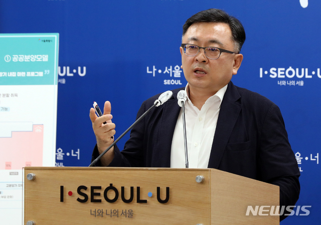 ▲ 김성보 서울시 주택건축본부장이 4일 서울시청 브리핑룸에서 서울 주택공급 확대방안 관련 브리핑을 하고 있다. ⓒ뉴시스