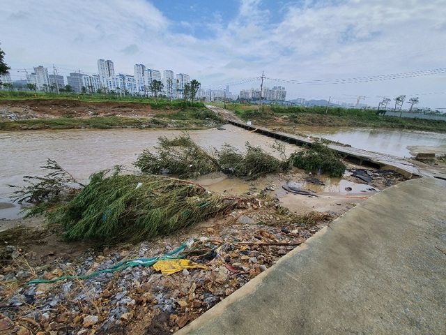 ▲ 지난 3일 아산시 탕정과 송악, 배방지역에 많은 비가 내리면서 농경지와 주책 침수는 물론 도로유실과 제방붕괴가 속출했다. 이날 하루 동안 1명이 사망하고 2명이 실종됐다.ⓒ아산시