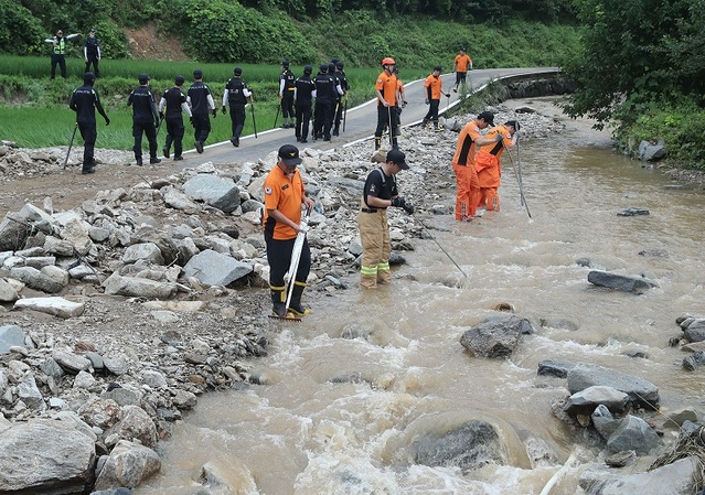 ▲ 경찰과 소방관들이 4일 아산시 송악면 하천에서 2명의 실종자를 찾기 위해 수색작업을 펼치고 있다.ⓒ충남도