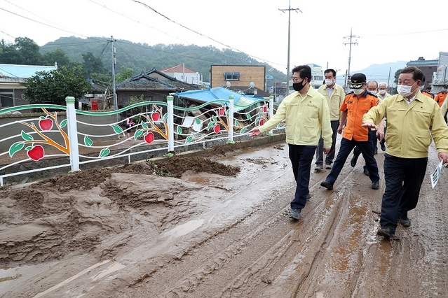 ▲ 양승조 충남도지사가 4일 예산군 수해현장에서 피해상황을 점검하기 위해 이동하고 있다.ⓒ충남도