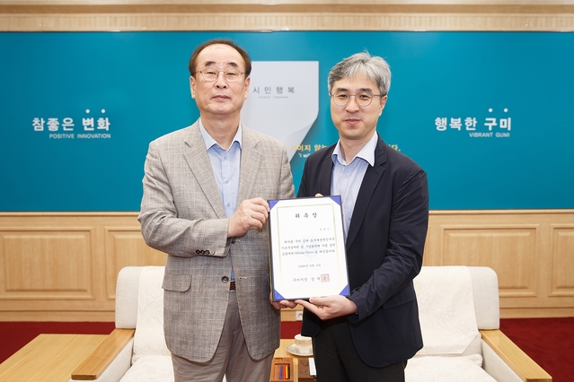 ▲ 구미시(시장 장세용)는 지난해 12월말 국가시범지구로 선정된 ‘공단 도시재생혁신지구 조성사업’의 전략적인 추진을 위해 도시재생 전문가이자 건축·도시계획 분야에서 활발히 활동하고 있는 홍경구 교수(48·단국대학교 건축학부, 오른쪽)를 총괄계획가(Master Planner)로 4일 위촉했다.ⓒ구미시