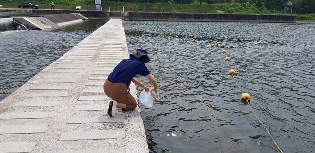 ▲ 청도군은 여름철 주민건강과 수질관리를 위해 물놀이가 빈번하게 이뤄지는 운문댐 하류보를 대상으로 오는 9월까지 수질검사를 주기적으로 실시하고 있다.ⓒ청도군