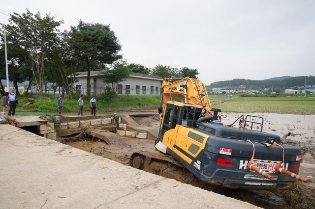 ▲ 무너진 병천천 둑 응급복구에 동원된 중장비.ⓒ천안시