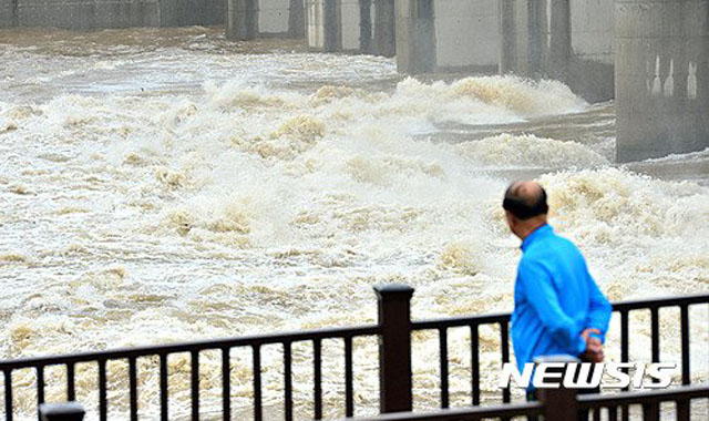 ▲ 북한이 황강댐에서 방류한 물을 막는 우리 측 군남댐이 방류하는 모습. ⓒ뉴시스. 무단전재 및 재배포 금지.
