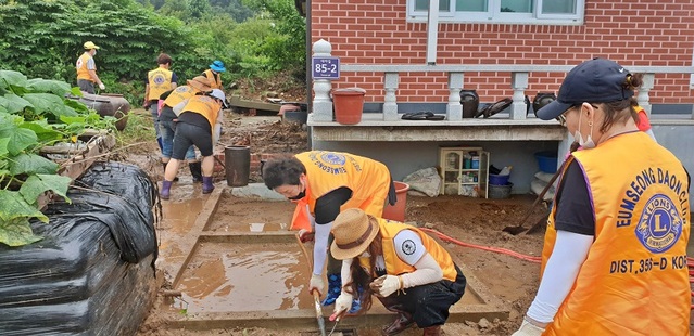 ▲ 음성 영무예다음부녀회원들이 5일 집중호우로 침수된 삼성면 대야리 한 주택에서 복구활동을 하고 있다.ⓒ음성군