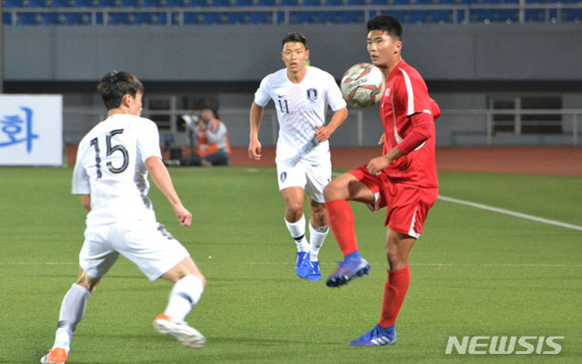 ▲ 이탈리아 세리에 A리그에서 카타르 알두하일로 이적한 한광성(붉은옷). ⓒ뉴시스. 무단전재 및 재배포 금지.