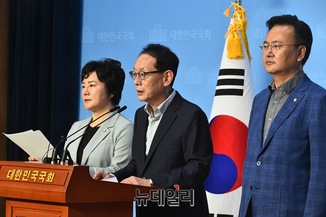 ▲ 미래통합당 법사위원인 조수진(좌)·김도읍(가운데)·유상범(우) 의원들이 5일 오전 국회 소통관에서 기자회견을 열고 문재인 정부 인사와 관련된 수사들이 답보 상태라고 지적했다. ⓒ이종현 기자