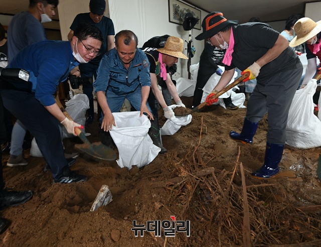 ▲ 주호영 미래통합당 원내대표를 비롯한 의원들이 5일 오전 충북 충주 엄정면 비석마을 인근 수해현장을 찾아 피해 복구 작업을 하고 있다. ⓒ권창회 기자